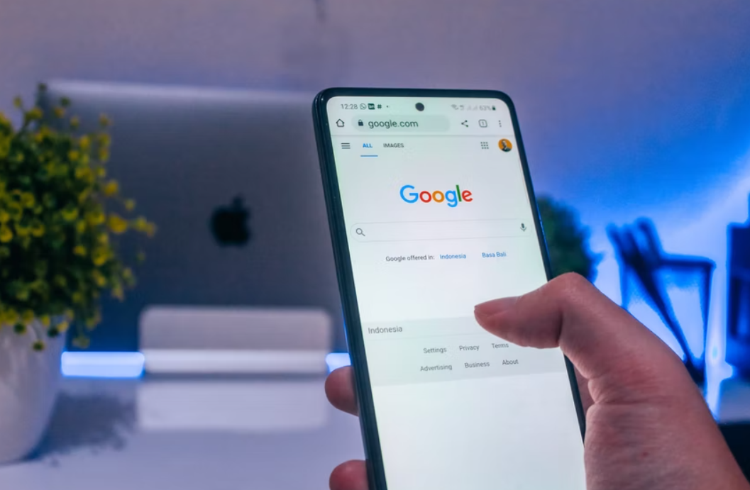 Google AdWords to popularny serwis do umieszczania reklam w internecie. Pojawiają się one w wynikach wyszukiwania, gdy użytkownik o nie pyta oraz na stronach serwisów należących do sieci mediów kontekstowych Jak działa agencja Google Ads? System opiera się na dużych ilościach danych, które Google od lat zbiera o swoich użytkownikach. O ile nie wyłączysz śledzenia swojej aktywności online, sztuczna inteligencja zna Twoją płeć, wiek, lokalizację, poziom wykształcenia, preferencje i hobby. W szczególności informacje te mogą być wykorzystywane do targetowania i remarketingu. Należy zauważyć, że nawet jeśli użytkownik wyłączył personalizację na swoim koncie, nadal będzie widział reklamy na stronach internetowych. Dla takich osób system wybiera reklamy związane z konkretnym zapytaniem do wyszukiwarki lub lokalizacją. Jednak poprzednia historia zapytań i osobiste zainteresowania nie są brane pod uwagę. Reklamodawcy mają do dyspozycji kilka opcji umieszczania reklam. Kampanie Google Ads — zalety System ten jest bardzo poszukiwanym narzędziem marketingu internetowego. Dużą rolę odgrywa w tym popularność samej wyszukiwarki. Ale jest też szereg zalet Google Ads konkretnie, za które jest cenione przez ekspertów: skierowana do ciepłej grupy odbiorców; lokalizacja; łatwość ustawiania reklam; umiejętność analizy skuteczności. Targetowanie ciepłej publiczności oznacza, że jeśli wybierzesz odpowiednie słowa wyszukiwania dla swojej reklamy, będzie ona widziana przez osoby, które są gotowe do zakupu. W ustawieniach możesz określić lokalizację — położenie geograficzne użytkowników, którym mają być wyświetlane Twoje reklamy (od kraju, miasta, dzielnicy do określonego promienia wokół biura firmy lub sklepu). Za pomocą serwisu możesz zbierać wiele danych statystycznych, nawet bez podłączania Google Analytics (ale z nim Twoja analityka będzie pełniejsza). Dla wstępnej oceny skuteczności kampanii wystarczy wiedzieć, ile osób zobaczyło reklamę, podjęło celowe działanie itp. Wszystko to jest dostępne w Google Adwords — osobiste konto pomoże Ci śledzić wskaźniki i w razie potrzeby wprowadzać szybkie poprawki do reklamy w wyszukiwarkach.
